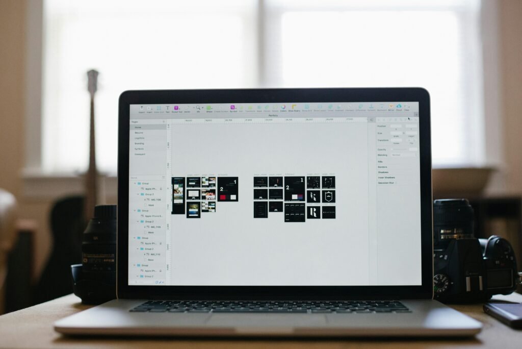 Eingeschaltetes Laptop auf einem Tisch, Symbol für digitales Arbeiten und Online-Marketing im modernen Büro