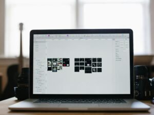 Eingeschalteter Laptop auf einem Schreibtisch, bereit für produktives Arbeiten im digitalen Bereich