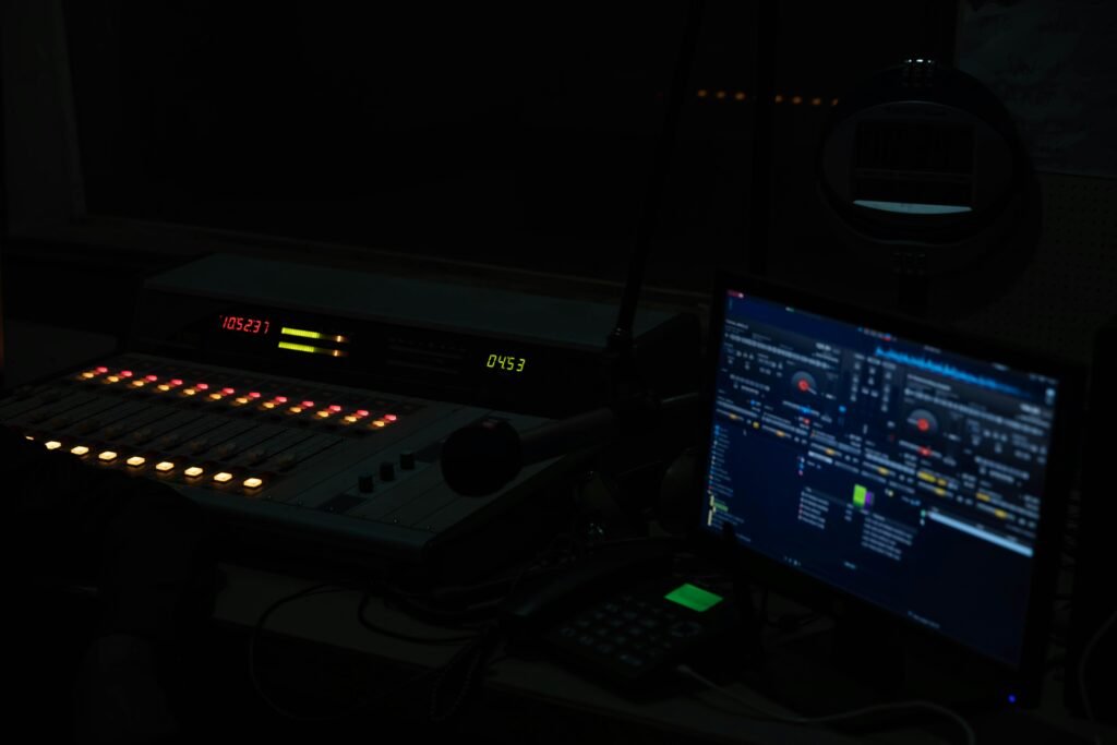 Eingeschalteter Laptop-Computer auf einem Tisch, ideal für digitales Arbeiten und technologische Anwendungen im Berufsalltag.