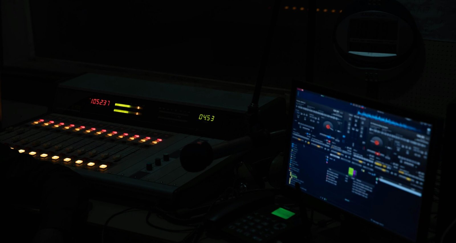 Eingeschalteter Laptop-Computer auf einem Tisch, ideal für digitales Arbeiten und technologische Anwendungen im Berufsalltag.