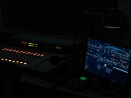 Eingeschalteter Laptop-Computer auf einem Tisch, ideal für digitales Arbeiten und technologische Anwendungen im Berufsalltag.