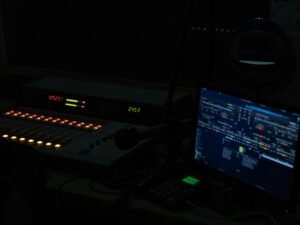 Eingeschalteter Laptop-Computer auf einem Tisch, ideal für digitales Arbeiten und technologische Anwendungen im Berufsalltag.