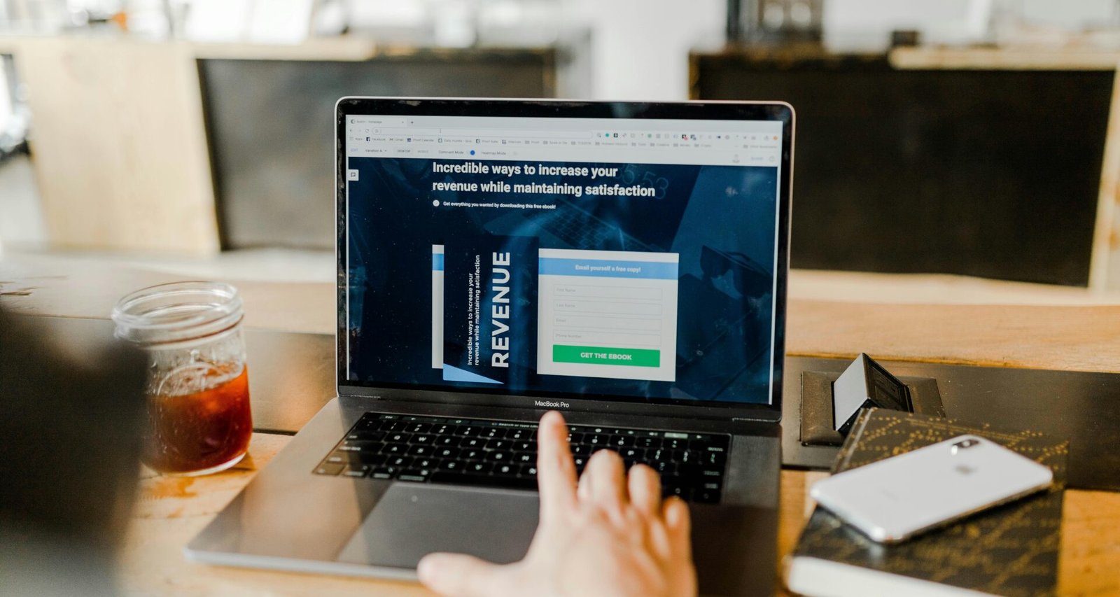 Angeschaltetes MacBook auf einem Schreibtisch, geöffnet und betriebsbereit, fotografiert in einer modernen Arbeitsumgebung