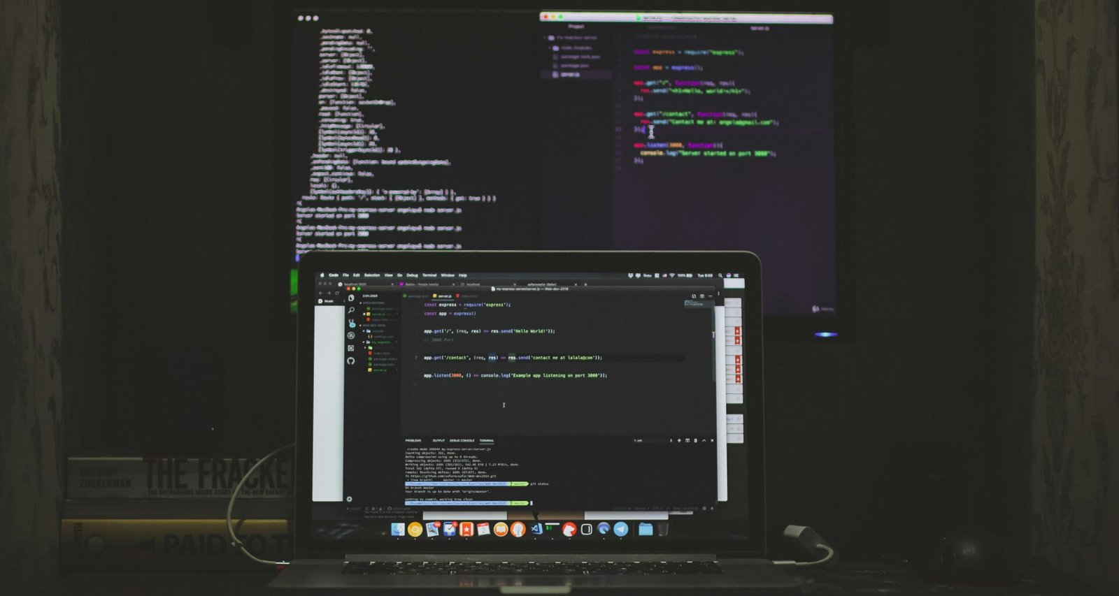 Ein eingeschaltetes MacBook Pro steht auf einem Schreibtisch und wird für digitale Arbeiten genutzt.