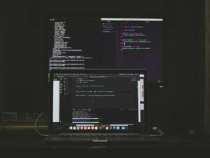 Ein eingeschaltetes MacBook Pro auf einem Schreibtisch, ideal für das Arbeiten im Bereich Online-Marketing und Webtechnologien