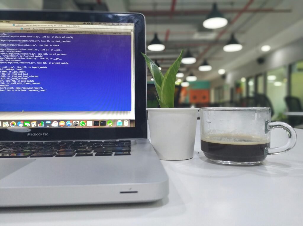 Ein eingeschaltetes MacBook Pro auf einem Schreibtisch mit Fokus auf Bildschirm und Tastatur