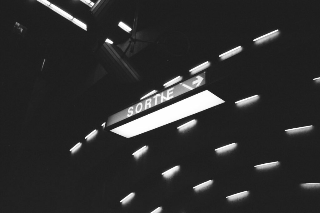 Sortie-Beschilderung im Innenbereich eines Gebäudes als deutliches Leitsystem für Besucher