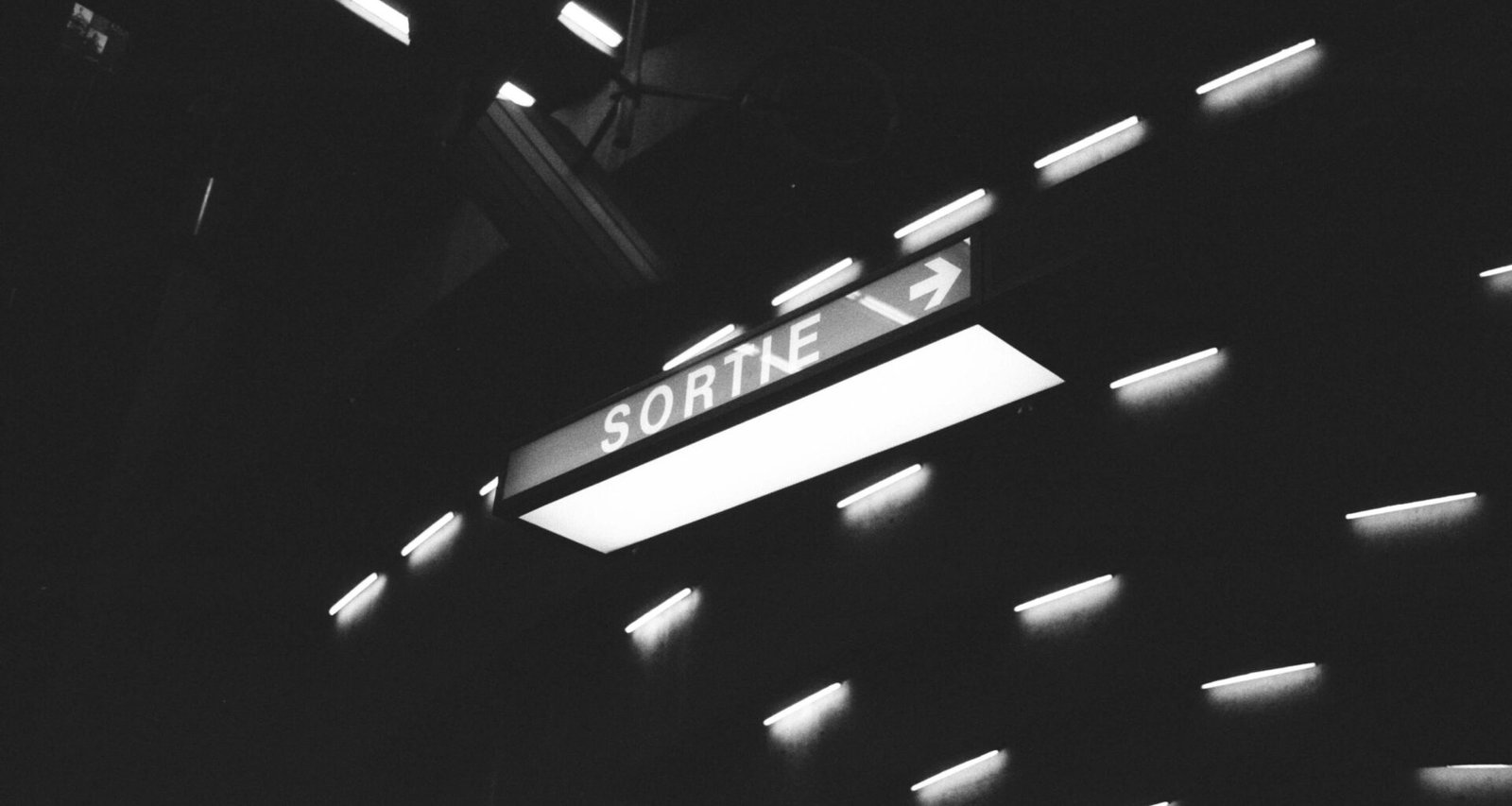 Sortie-Beschilderung im Innenbereich eines Gebäudes als deutliches Leitsystem für Besucher