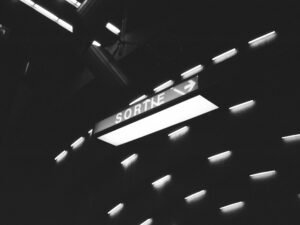 Sortie-Beschilderung im Innenbereich eines Gebäudes als deutliches Leitsystem für Besucher