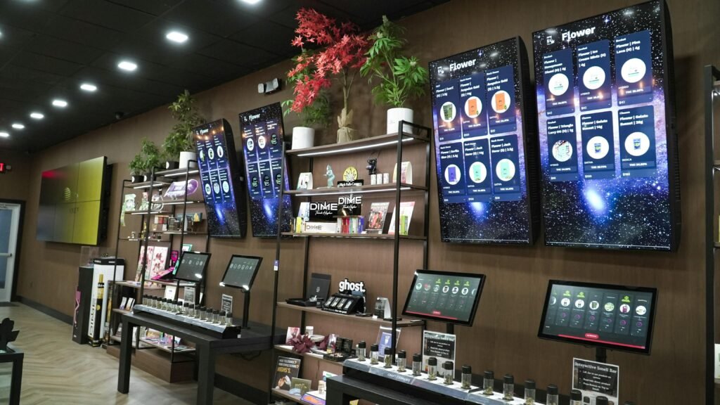 Einzelhandelsgeschäft mit Regalen, Produkten und Digitaldisplays zur Präsentation von Waren im Ladenbereich