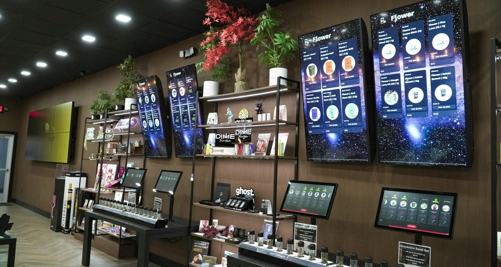 Einzelhandelsgeschäft mit Regalen, Produkten und Digitaldisplays zur Präsentation von Waren im Ladenbereich