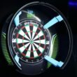 Elektronische Dartscheibe mit illuminierter Umrandung in dunkler Umgebung, leuchtet mit bunten LEDs.
