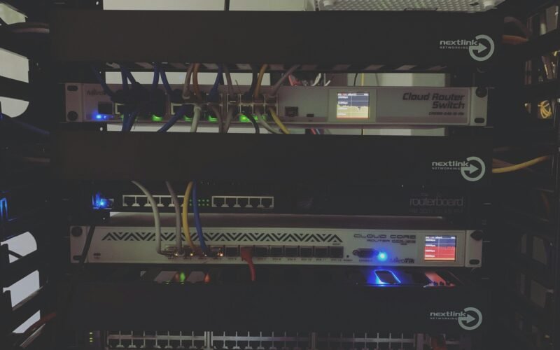 Nahaufnahme eines modernen elektronischen Geräts aus schwarzem Stahl mit klaren Linien und minimalistischem Design