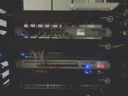 Schwarzes elektronisches Gerät aus Stahl mit klaren Linien und moderner Optik auf neutralem Hintergrund