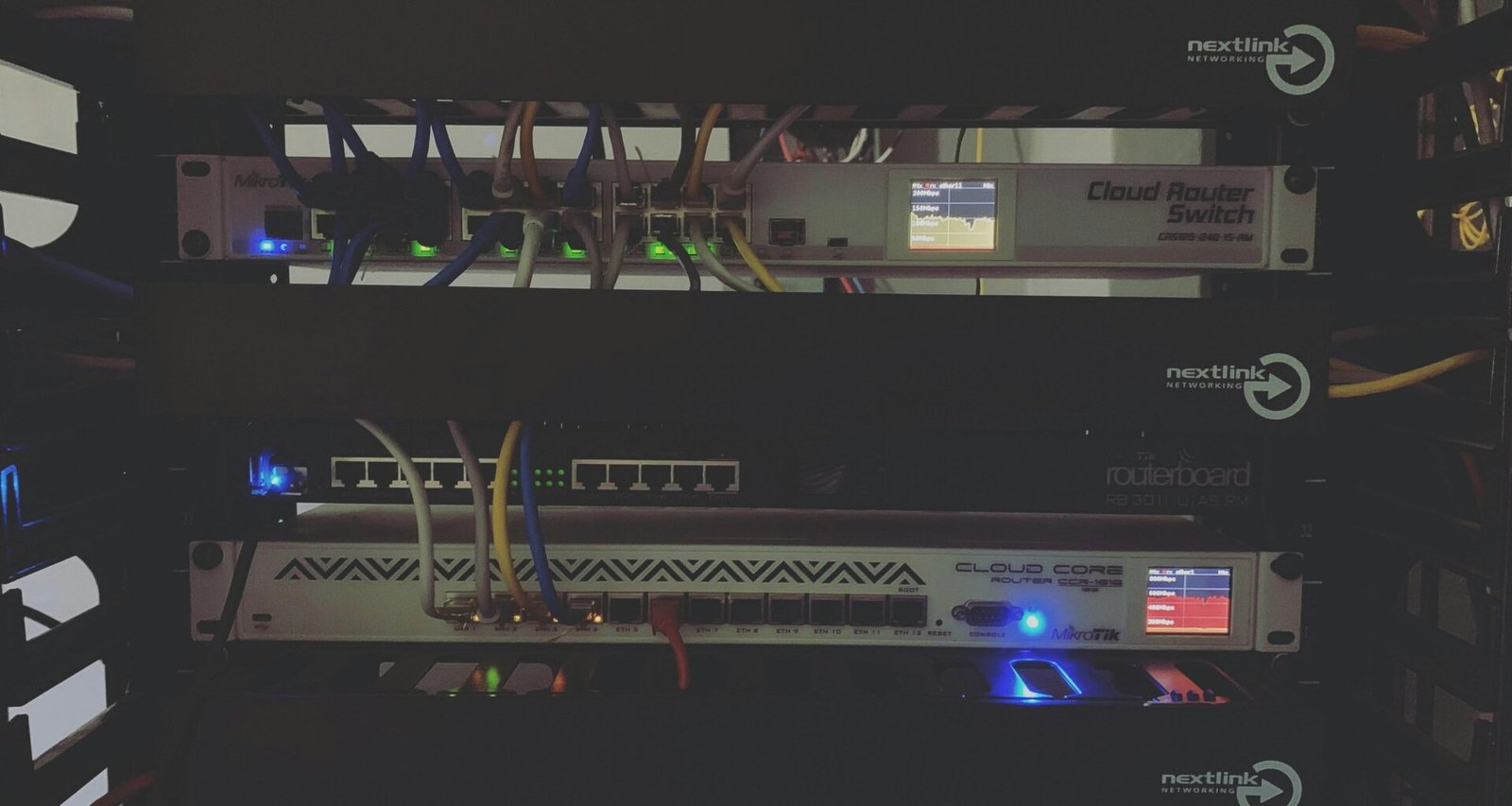 Schwarzes elektronisches Gerät aus Stahl mit klaren Linien und industriellem Design, fotografiert auf neutralem Hintergrund