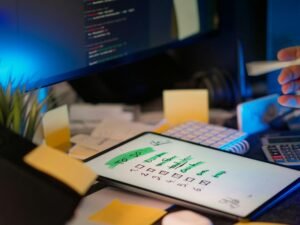 Entwickler vor mehreren Monitoren in einem dunklen Büro, arbeitet konzentriert an Softwareprojekten