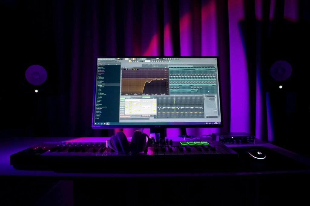 Ein Computerbildschirm zeigt geöffnete Musiksoftware zur Produktion von Tracks mit unterschiedlichen Audio- und MIDI-Spuren.