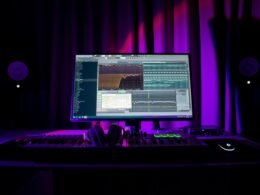 Ein Computerbildschirm zeigt geöffnete Musiksoftware zur Produktion von Tracks mit unterschiedlichen Audio- und MIDI-Spuren.