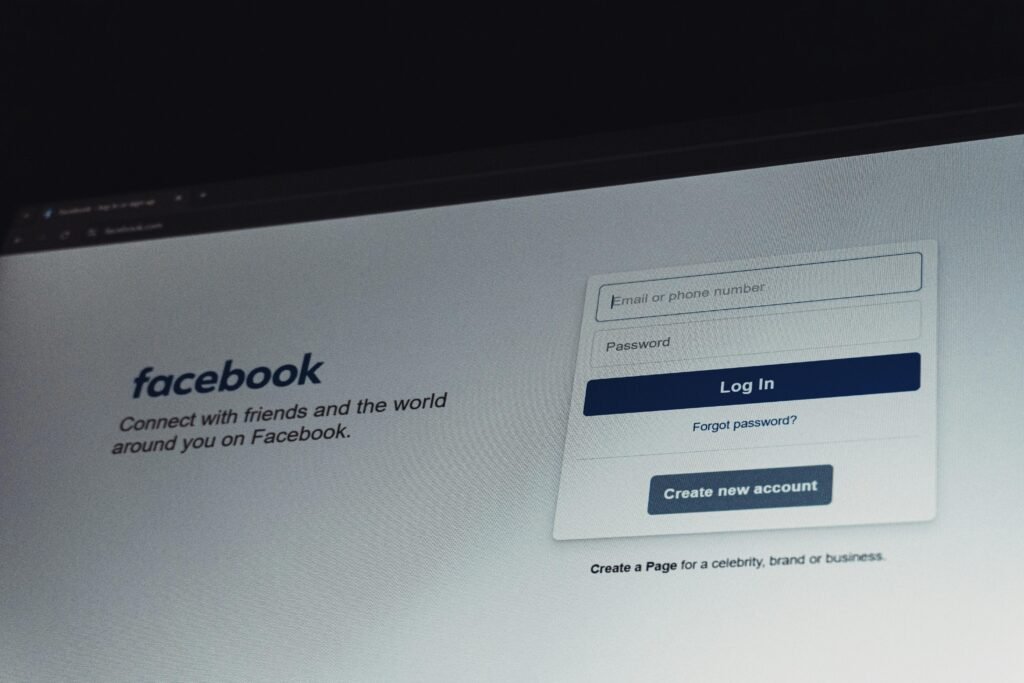 Facebook Login-Seite auf einem modernen Computer-Monitor als Symbol für digitale Plattform-Anmeldung und Online-Sicherheit.