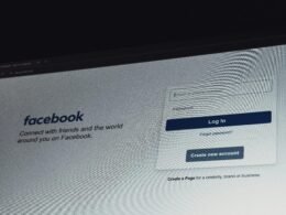 Facebook Login-Seite auf einem modernen Computer-Monitor als Symbol für digitale Plattform-Anmeldung und Online-Sicherheit.