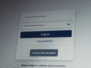 Facebook Anmeldeseite mit sichtbaren Feldern für Benutzername und Passwort auf einem Smartphone-Bildschirm