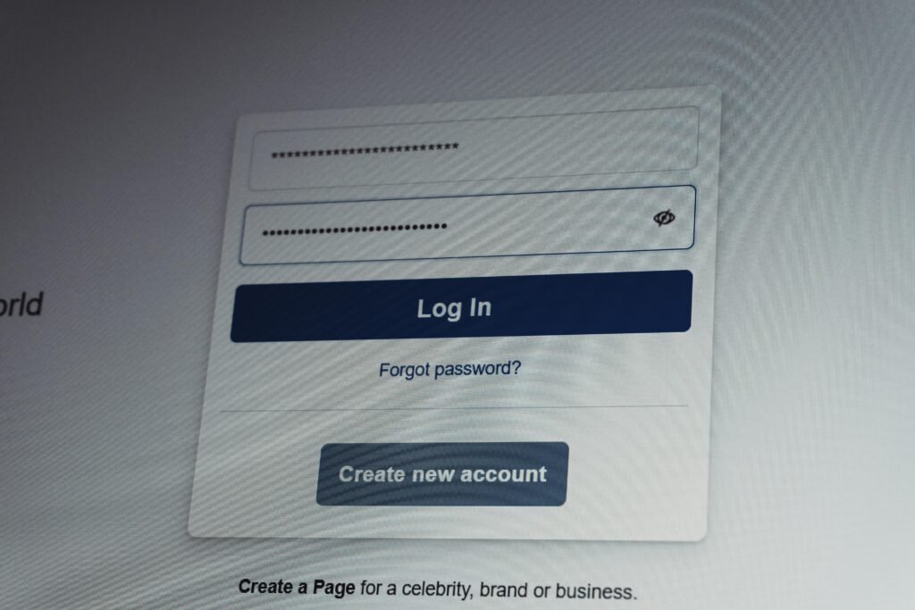 Facebook Anmeldeseite mit Feldern für Benutzername und Passwort auf einem Smartphone, Login-Maske im Detail abgebildet