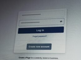 Facebook Anmeldeseite mit Feldern für Benutzername und Passwort auf einem Smartphone, Login-Maske im Detail abgebildet