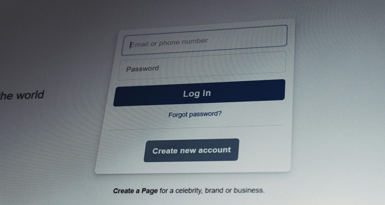 Facebook-Login-Screen mit Eingabefeldern für E-Mail-Adresse und Passwort, dargestellt auf einem Bildschirm