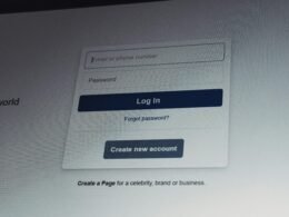 Facebook Login-Bildschirm mit E-Mail- und Passwortfeldern, klassischer Anmeldemaske auf einem digitalen Endgerät