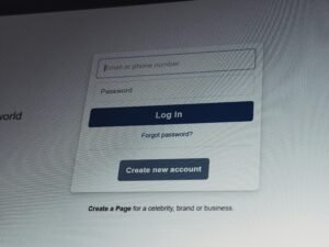 Facebook Login Bildschirm mit sichtbaren E-Mail- und Passwortfeldern auf einem digitalen Gerät, moderne Benutzeroberfläche