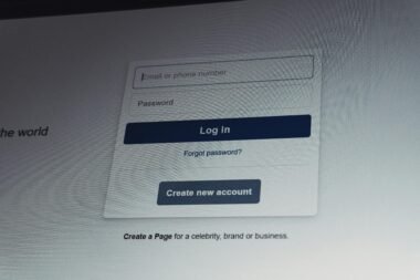 Facebook Login-Bildschirm mit E-Mail- und Passwortfeldern, klassischer Anmeldemaske auf einem digitalen Endgerät