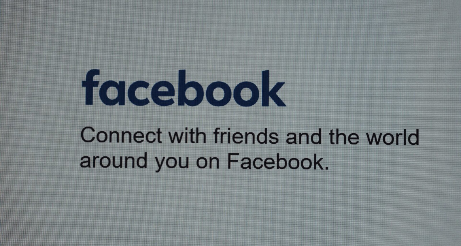 Facebook-Logo mit dem Slogan 'Connect with Friends' auf neutralem Hintergrund, aufgenommen von Zulfugar Karimov