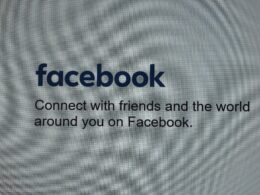 Facebook-Logo mit dem Slogan 'Connect with Friends' auf neutralem Hintergrund, aufgenommen von Zulfugar Karimov
