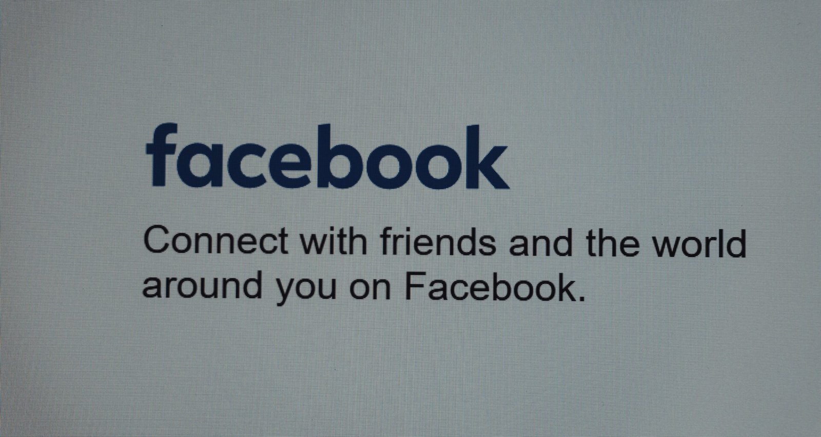 Facebook-Logo mit dem Slogan ‚Connect with friends‘ auf hellem Hintergrund als Symbol für soziale Netzwerke
