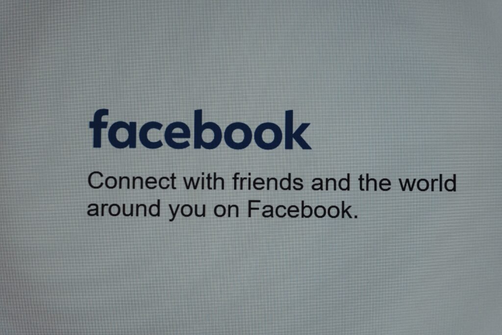 Facebook-Logo mit dem Schriftzug 'Connect with Friends' auf neutralem Hintergrund, Symbol für soziale Vernetzung