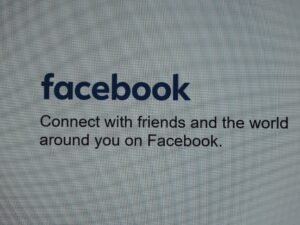 Facebook-Logo mit dem Slogan ‚Connect with friends‘ auf hellem Hintergrund als Symbol für soziale Netzwerke