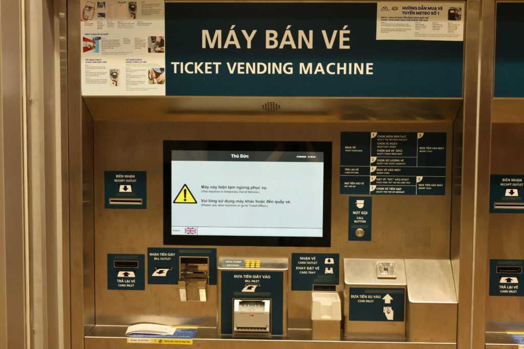 Ein Ticketautomat mit digitalem Bildschirm und Touchdisplay in einer öffentlichen Umgebung.