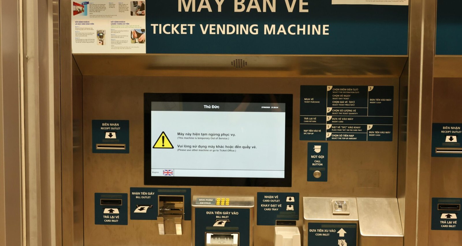 Ein Ticketautomat mit digitalem Bildschirm und Touchdisplay in einer öffentlichen Umgebung.