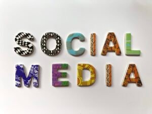 Verschiedene farbige Social Media Schilder nebeneinander, die bedeutende Plattformen für digitales Marketing zeigen.