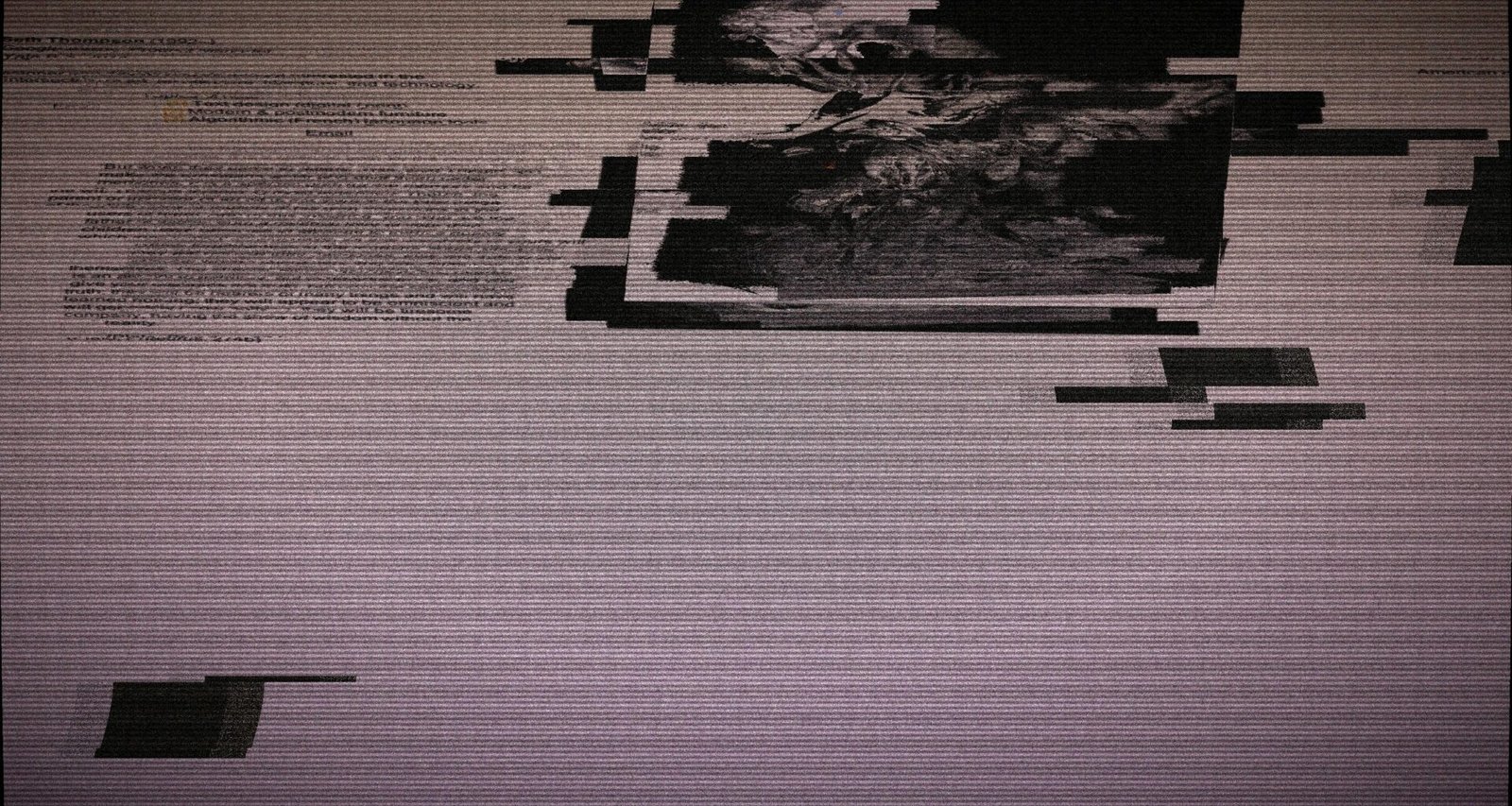 Glitch-Effekt auf digitalem Bildschirm mit abstrakten Mustern und Textfragmenten, aufgenommen von Egor Komarov
