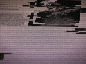 Glitch-Effekt auf digitalem Bildschirm mit abstrakten Mustern und Textfragmenten, aufgenommen von Egor Komarov