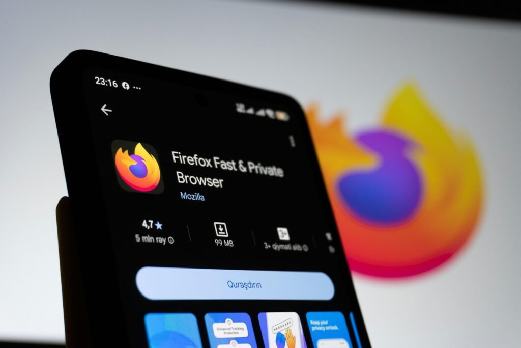 Die Firefox Browser-App ist auf dem Bildschirm eines Smartphones geöffnet und zeigt die Benutzeroberfläche deutlich.