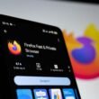 Die Firefox Browser-App ist auf dem Bildschirm eines Smartphones geöffnet und zeigt die Benutzeroberfläche deutlich.