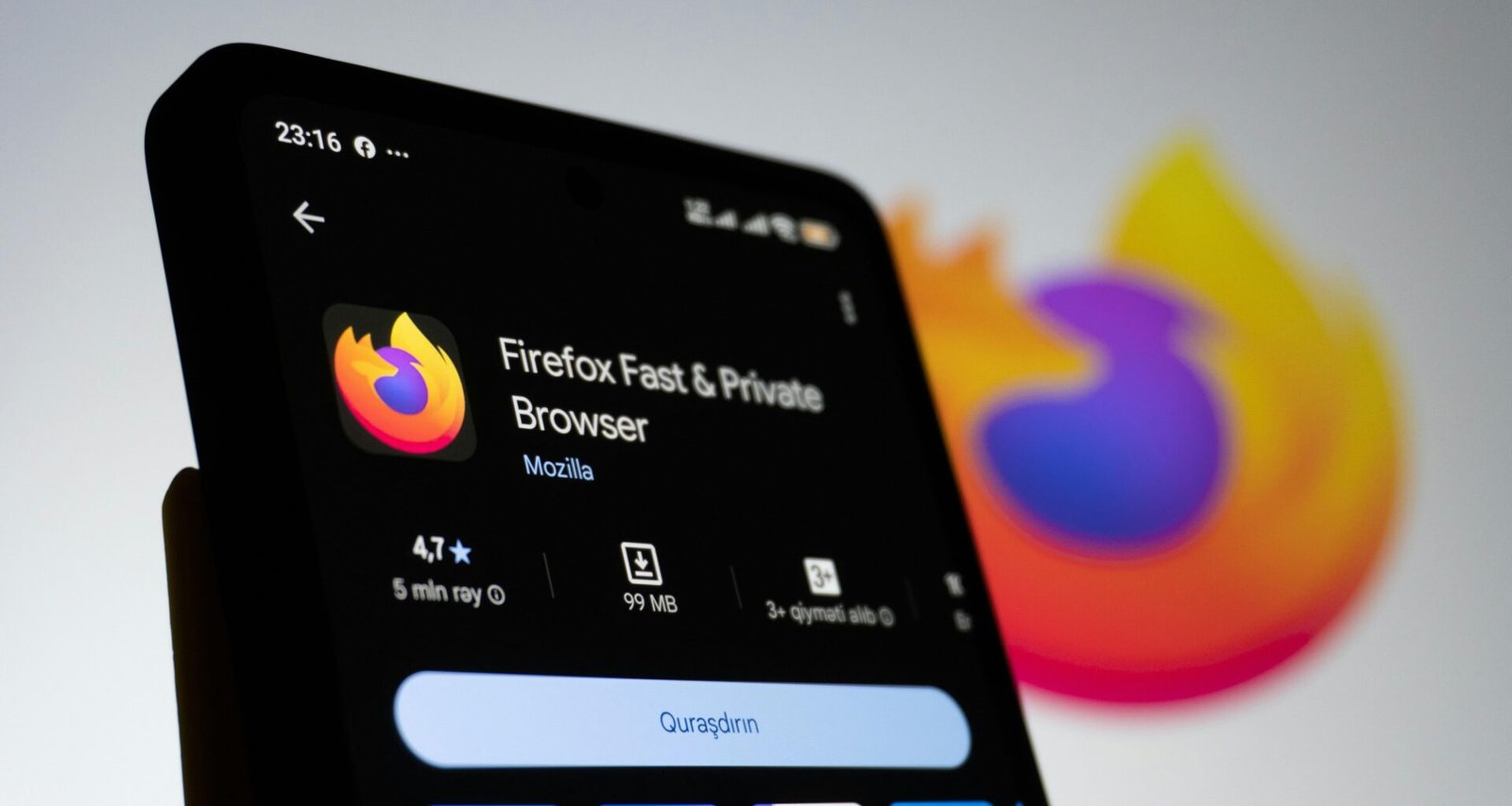 Die Firefox Browser-App ist auf dem Bildschirm eines Smartphones geöffnet und zeigt die Benutzeroberfläche deutlich.