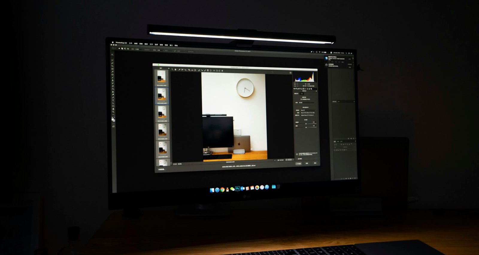 Flachbildschirm auf einem Schreibtisch, passende Umgebung für digitale Arbeit und Technologie.