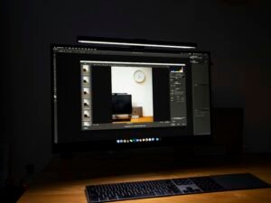 Flachbildschirm auf einem Schreibtisch, passende Umgebung für digitale Arbeit und Technologie.
