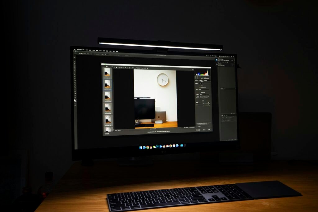 Ein flacher Bildschirm-Monitor auf einem Schreibtisch, ideal für Büro- oder Homeoffice-Anwendungen, fotografiert von Tony Lee.