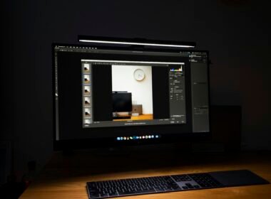 Ein flacher Bildschirm-Monitor auf einem Schreibtisch, ideal für Büro- oder Homeoffice-Anwendungen, fotografiert von Tony Lee.