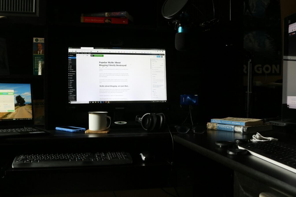 Flacher Computerbildschirm auf Schreibtisch, Monitor zeigt leeren Desktop, modernes Büroarbeitsumfeld
