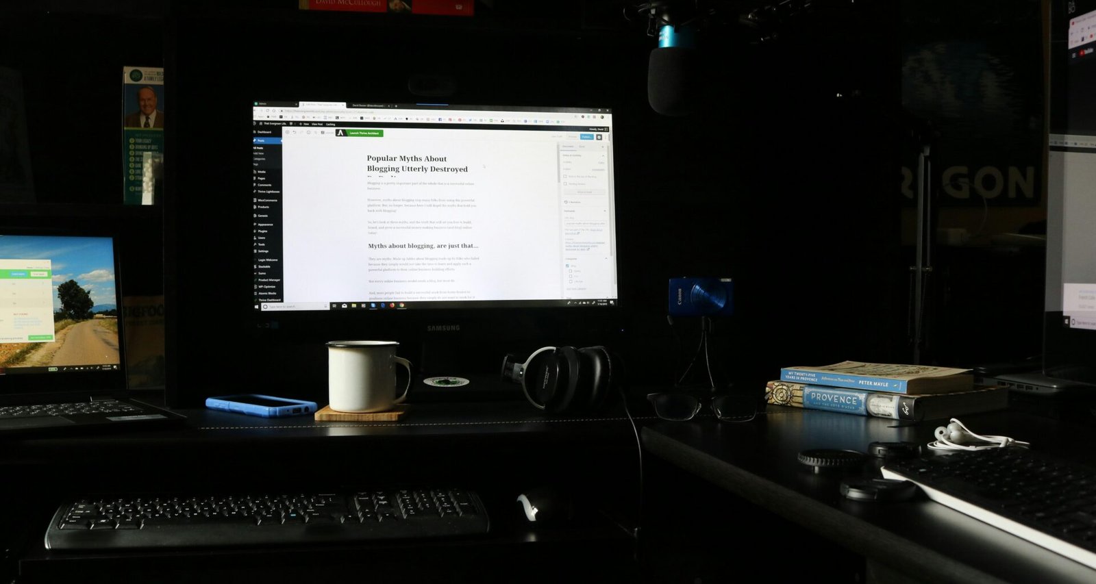 Flacher Computerbildschirm auf Schreibtisch, Monitor zeigt leeren Desktop, modernes Büroarbeitsumfeld